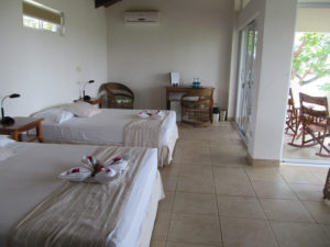 Eine Junior Suite in der Lagarta Lodge mit eigener Terassse, zwei Bezzen und warmen Naturfarben.