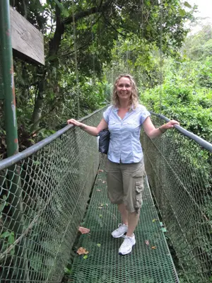 Die Geschäftsführerin Stefanie Lange von napur tours steht auf der Hängebrücke des Tirimbina Rainforest Reserve 