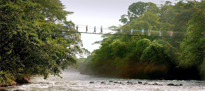 Man sieht Menschen, die über die Hängebrücke des Tirimbina Rainforest Reserve in Costa Rica laufen