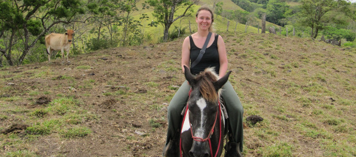 napur tours Geschäftsführerin Stefanie Lange bei einem Reitausflug bei der Finca Cañas Castilla auf einem Pferd sitzend