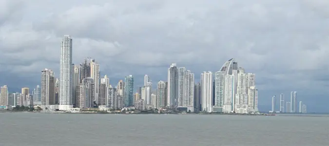 Die Skyline von Panama City an einem wolkigen Tag