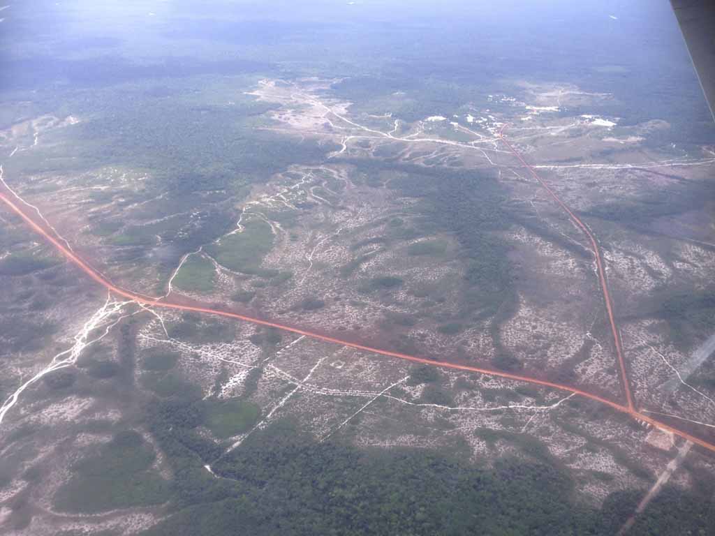 Luftaufnahme Suriname mit den roten Pisten