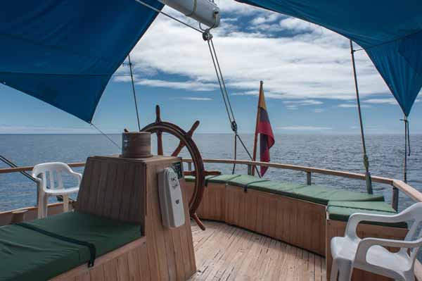 Steuerrad an Deck der MS Beagle Galapagos Yacht