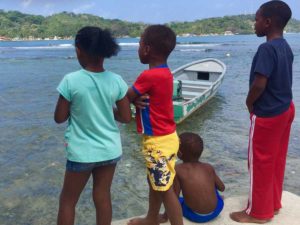 Kinder an der Karibikküste bei Portobelo