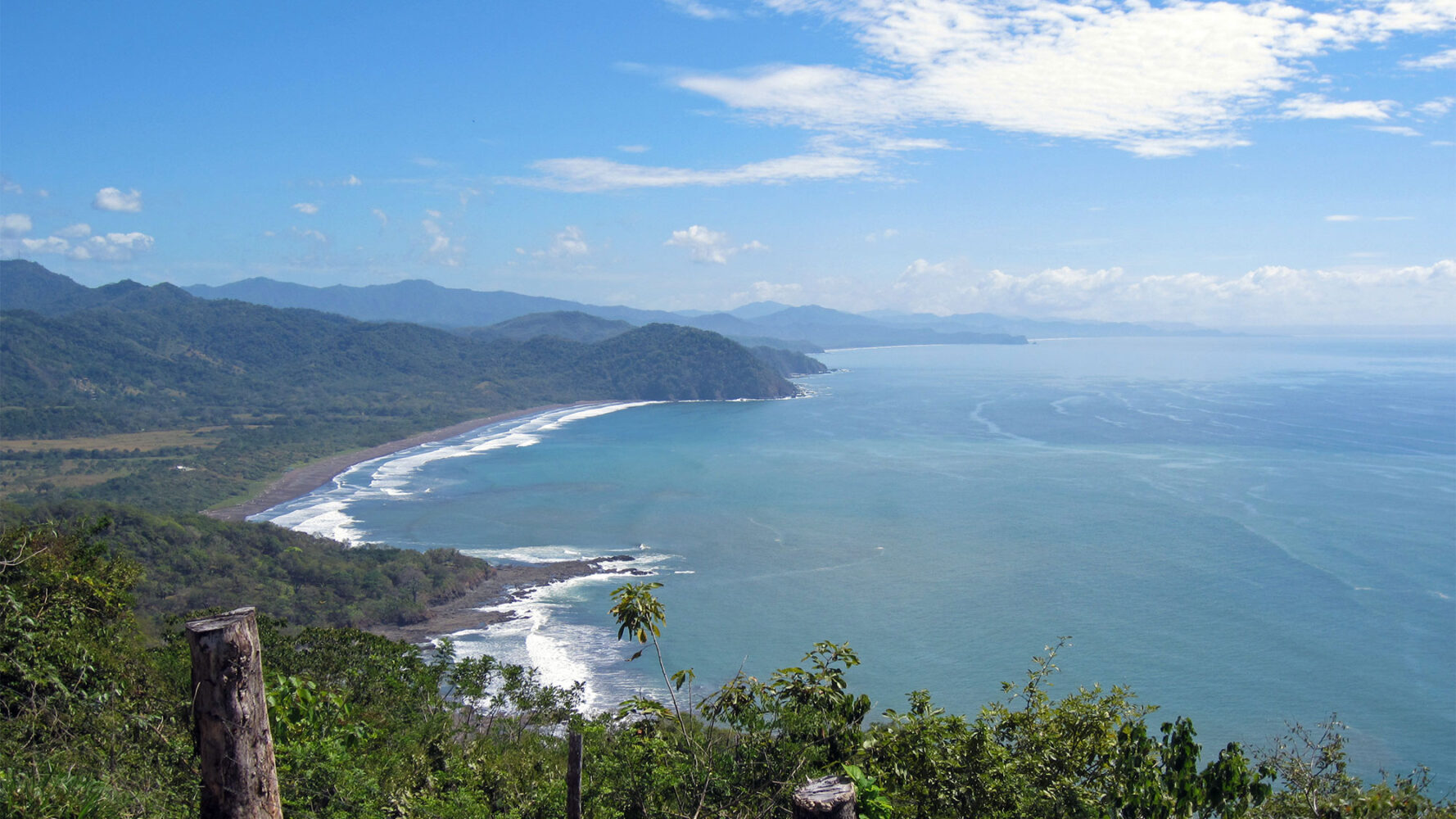 Küstenblick an der Nicoya Halbinsel in Costa Rica: Hier ist das ganze Jahr über beste Reisezeit. Der Himmel ist blau, nur ein paar Wolken sind zu sehen.