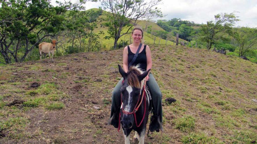Costa Rica Reisebericht von Stefanie Lange von napur tours. Auf dem Bild sitzt sie auf einem Pferd und lächelt in die Kamera,