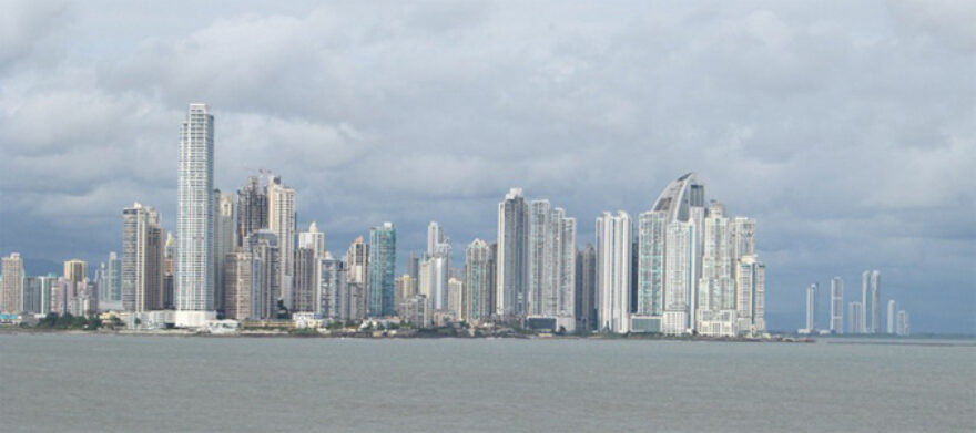 Die Skyline von Panama City an einem wolkigen Tag
