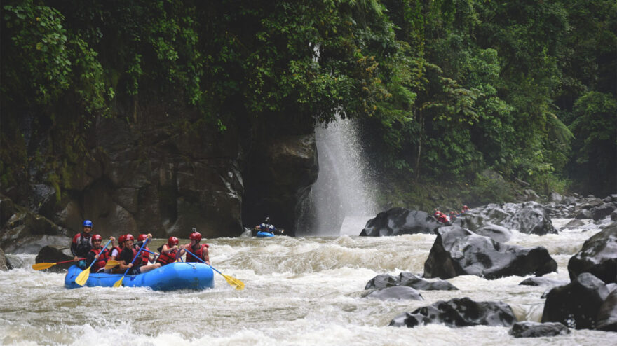 Rafting auf dem Rio Pacuare (River) in Costa Rica - In einem Schlauchboot paddeln durch enge Schluchten vorbei an spektakulären Wasserfällen.