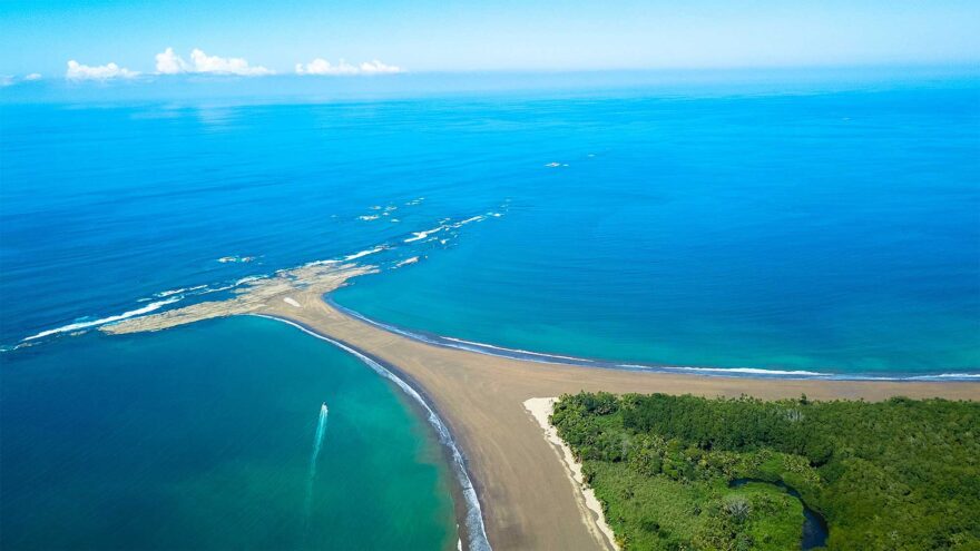 Uvita in Costa Rica - Hier ein Blick von oben auf die beühmte Walflosse des Marino Ballena Nationalparks bei Uvita